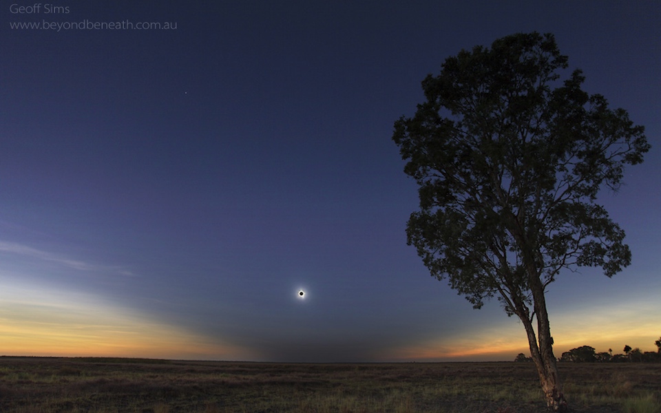 Gerhana Matahari Total tahun 2012 di Australia. Kredit: Geoff Simms