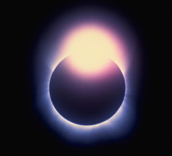 Efek Cincin Berlian yang dipotret saat Gerhana Matahari Total 1983 dari Tanjung Kodok, Indonesia oleh Fred Espenak. Kredit: Fred Espenak / Mr. Eclipse