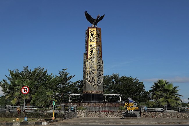 Tugu Cinta Damai di pusat kota Tanjung Selor, Kabupaten Bulungan. Kredir: Ezagren / WikiMedia
