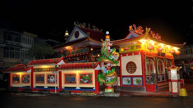 Vihara Tri Dharma Bumi Raya di Kota Singkawang di malam hari. Kredit: Wibowo Djatmiko / WikiCommons